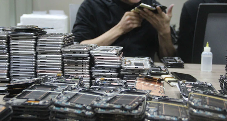 iPhone'i LCD-ekraanide hinnad polariseeruvad 2026. aastal: miks remonditöökojad lülituvad tagasi renoveeritud originaalekraanidele